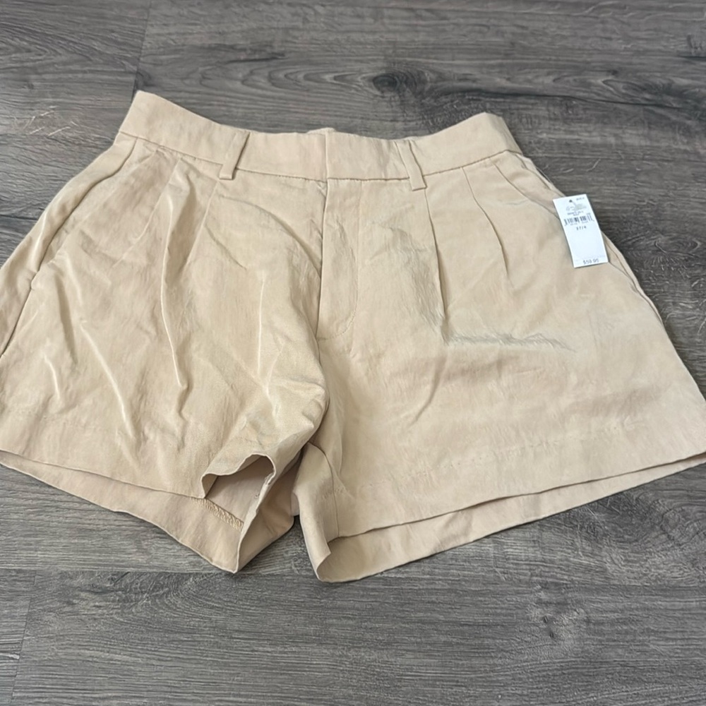 GAP- WOMENS Khaki shorts size 27/4